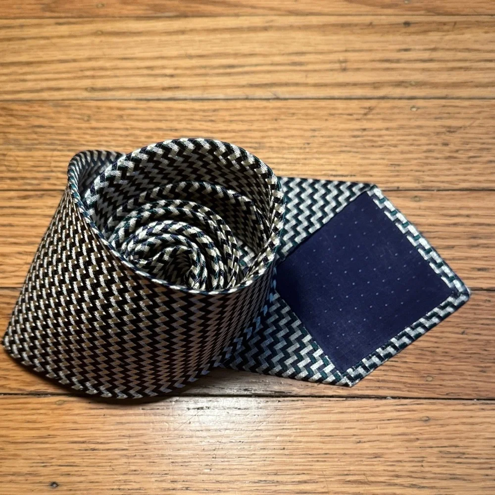 Beautiful Geoffrey Beene Chevron Patterned Silk Dress Tie in Tan/Blue/Green